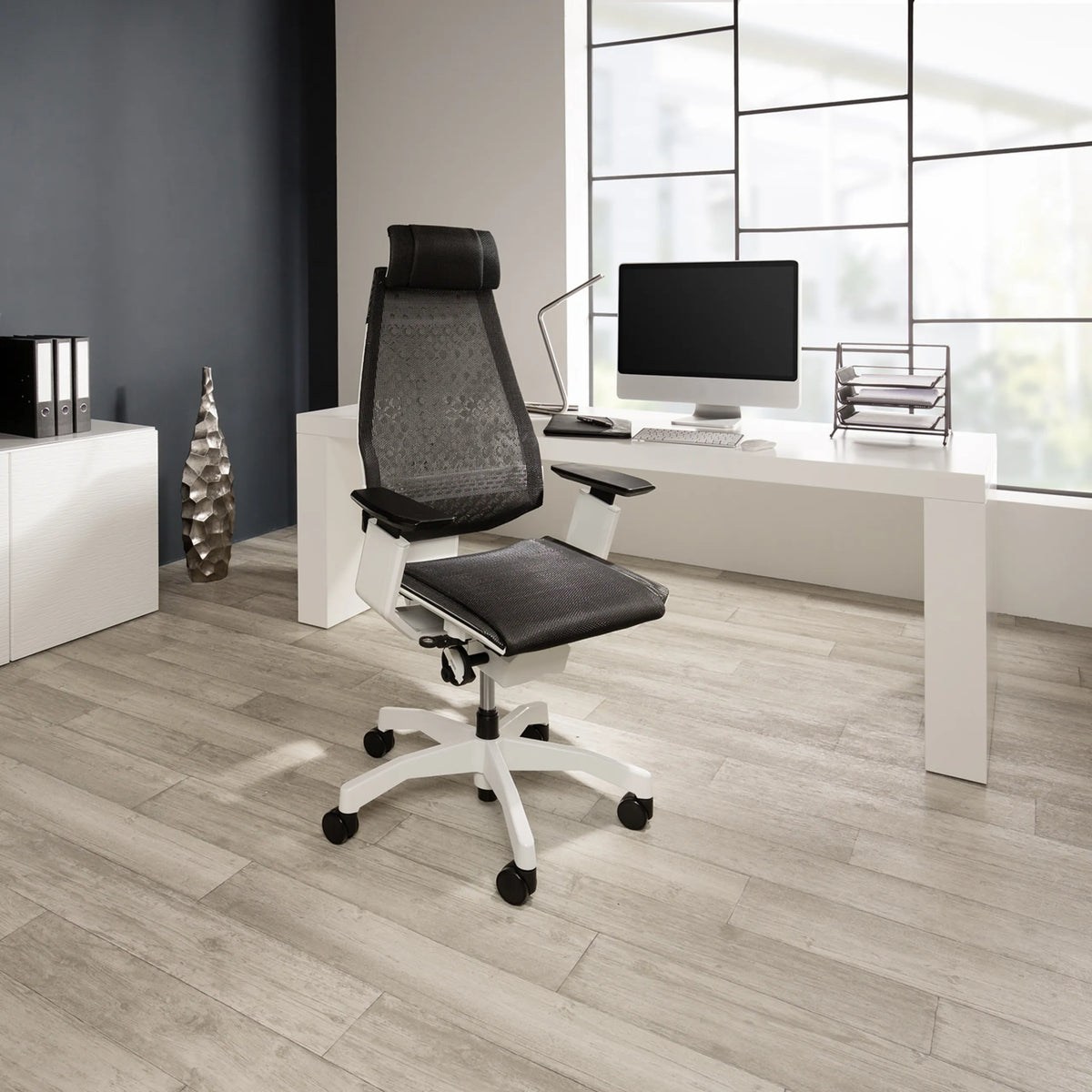 High-end Sedia da ufficio GENIDIA PRO WHITE in nero con schienale in rete e base bianca di hjh OFFICE