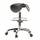 Sgabello a sella TOP WORK 13 nero con poggiapiedi e base a cinque ruote di hjh OFFICE – vista a 360° (vista frontale 20°)