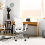 Sedia da ufficio professionale ASPEN WHITE in grigio e bianco con schienale in rete e braccioli a una scrivania di hjh OFFICE