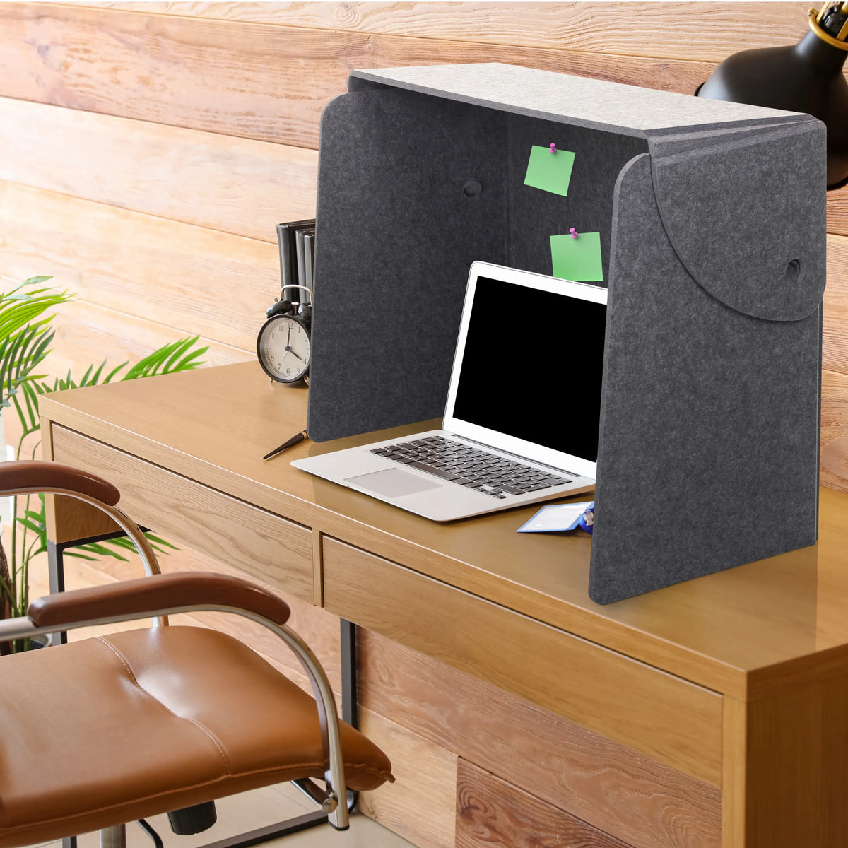 Divisorio per scrivania FLEXMIUT FOLD in feltro grigio con tasca laterale integrata su una scrivania di hjh OFFICE