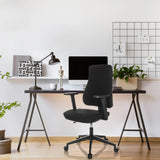 Sedia da ufficio professionale MATHES nera con braccioli e rotelle a una scrivania di hjh OFFICE