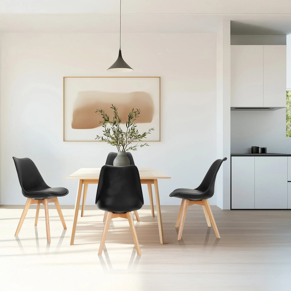 Quattro sedie a conchiglia SCANDI 4 nere con gambe in legno a un tavolo da pranzo di hjh OFFICE