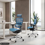 Due poltrone di lusso ERGOHUMAN ULTRA GEN2 blu con rivestimento in rete in un ufficio di hjh OFFICE (immagine generata dall’IA)