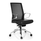 Sedia da ufficio professionale PROVIDER NET nera con schienale in rete e base a cinque ruote di hjh OFFICE – vista a 360° (vista frontale a tre quarti 40°)