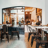 Sedie bistro nere VANTAGGIO COMFORT W con struttura in metallo a tavoli in un caffè di hjh OFFICE