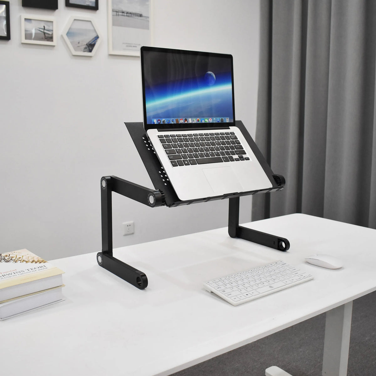 Rialzo da scrivania VM-SA II in nero con un laptop su una scrivania bianca di hjh OFFICE