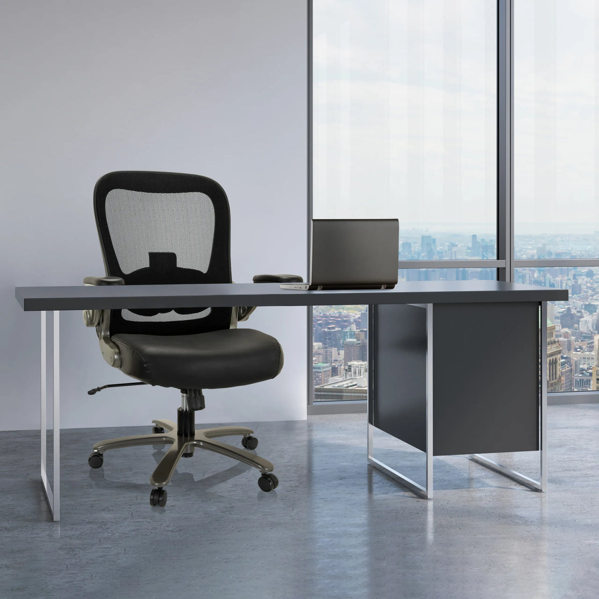 Sedia girevole XXL INSTRUCTOR T I in pelle e rete nera a una scrivania di hjh OFFICE