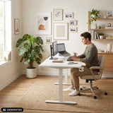 Scrivania elettrica ad altezza regolabile Worktime in bianco con monitor e laptop di hjh OFFICE (immagine generata dall’IA)