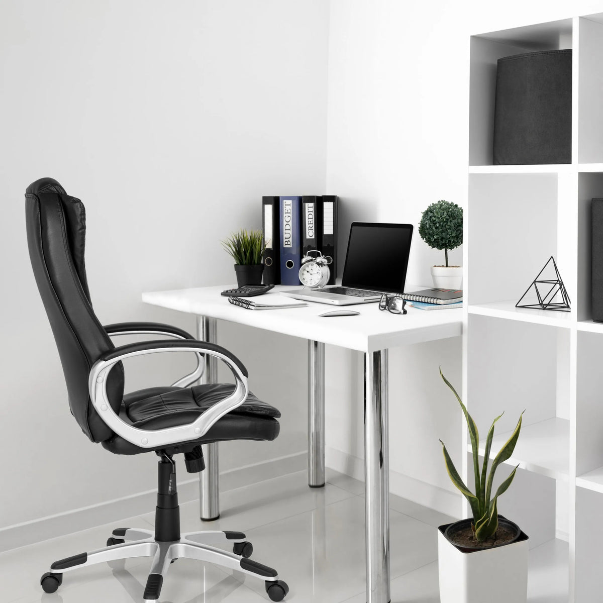 Sedia da gaming RELAX WB100 nera a una scrivania bianca in un ufficio luminoso di MyBuero