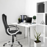 Sedia da gaming RELAX WB100 nera a una scrivania bianca in un ufficio luminoso di MyBuero