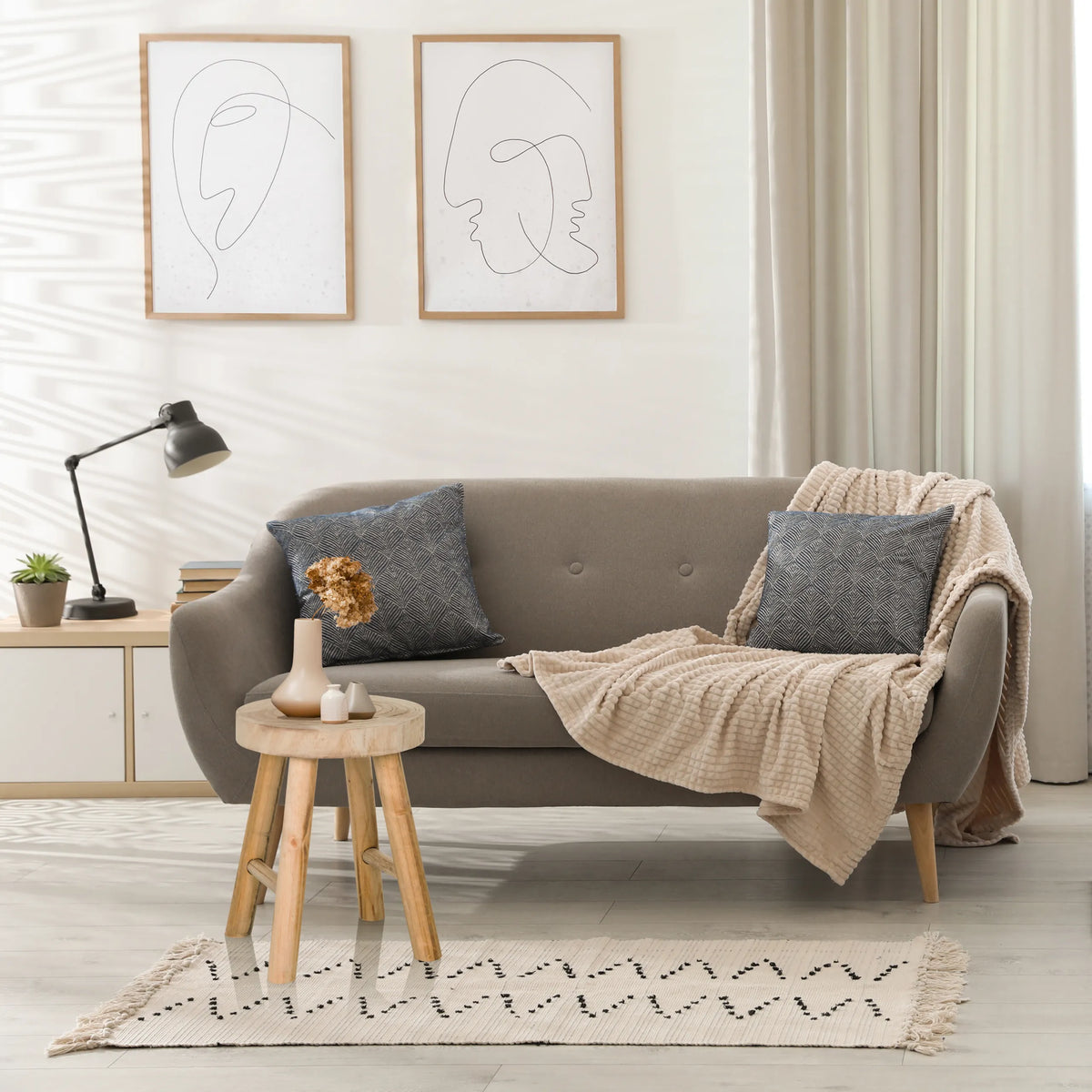 Sgabello RUSTIKO W in legno marrone come tavolino davanti a un divano grigio di hjh LIVING