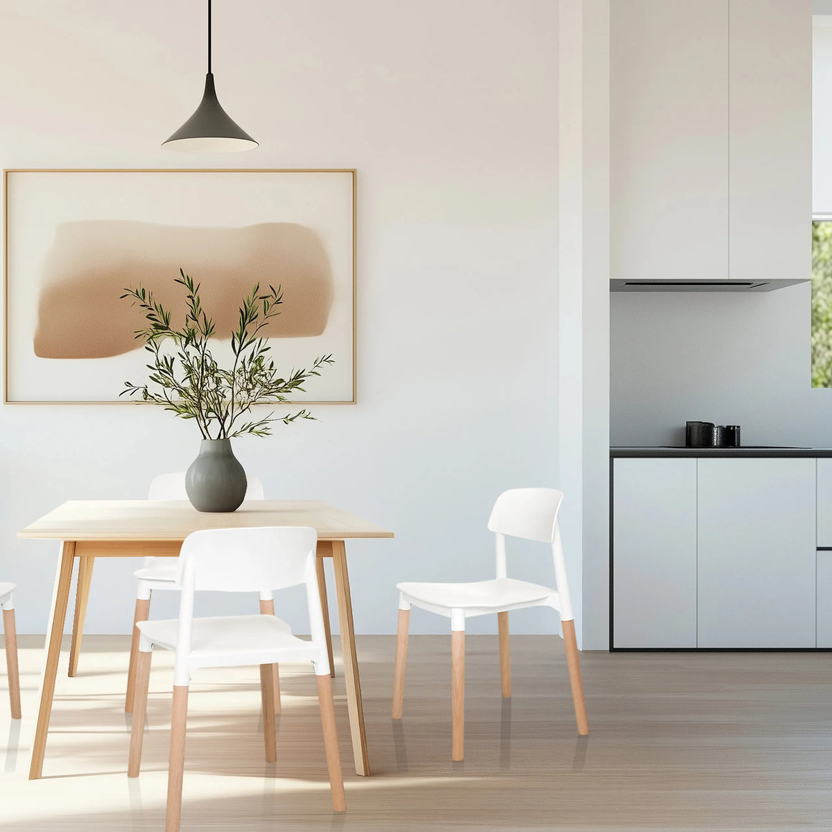 Sedia a quattro gambe SCANDI E in bianco con gambe in legno chiaro in una zona pranzo di hjh LIVING