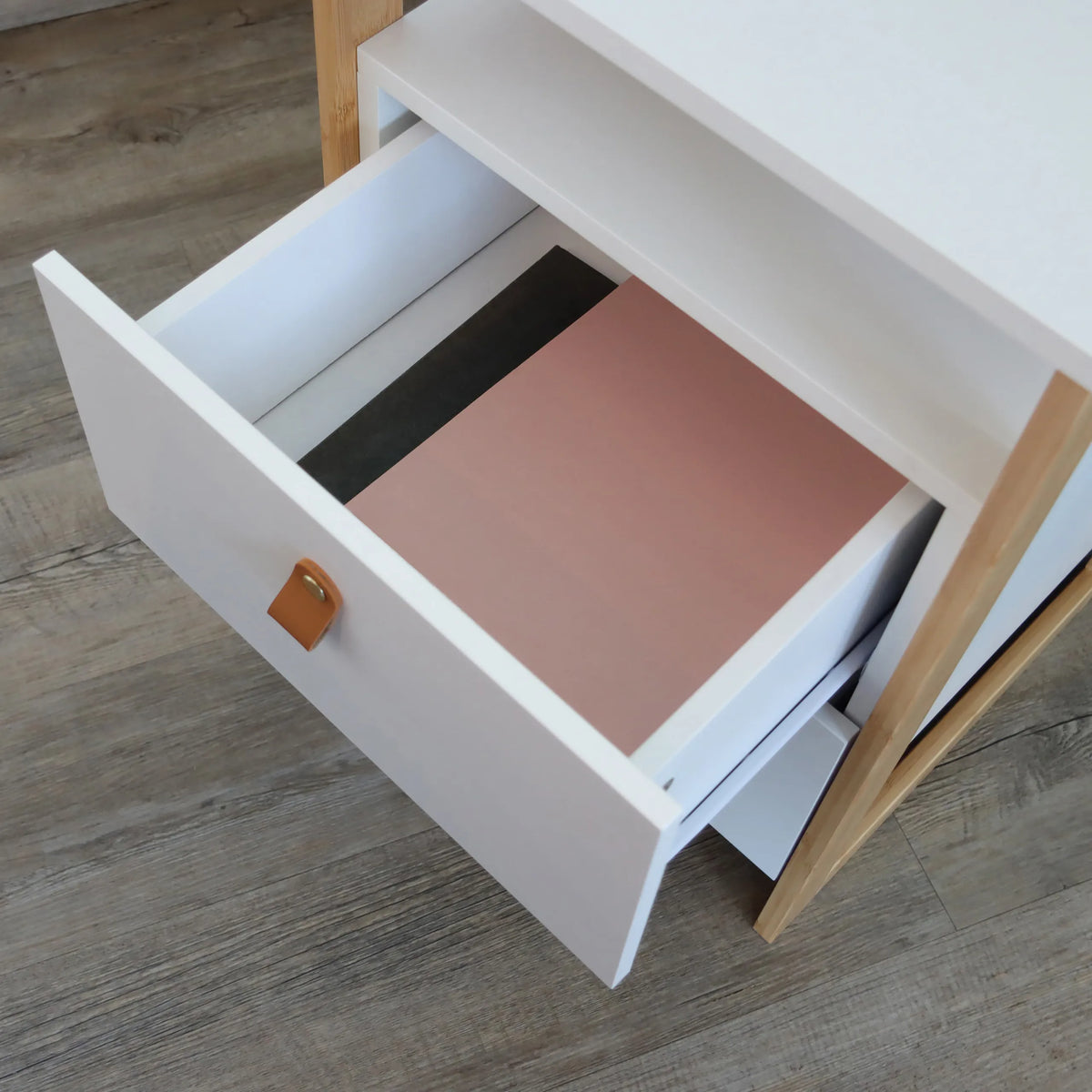 Cassetto bianco aperto con maniglia in pelle marrone del Tavolino TAROLO III di hjh LIVING