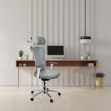 Sedia da ufficio professionale BRETON PRO W grigia con poggiatesta e braccioli davanti a una scrivania minimalista di hjh OFFICE