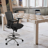 Sedia da banco TOP WORK 78 nera con schienale in rete, braccioli e poggiapiedi di hjh OFFICE