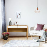 Scrivania BERGA in bianco e rovere con due cassetti in un soggiorno di hjh LIVING