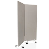 Due pareti divisorie grigie FLEXMIUT 1 su supporti bianchi con ruote di hjh OFFICE