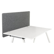 Divisorio per scrivania FLEXMIUT 3D grigio di forma rettangolare su una scrivania bianca di hjh OFFICE