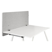 Divisorio per scrivania FLEXMIUT D 120 in look grigio chiaro mélange su una scrivania bianca di hjh OFFICE