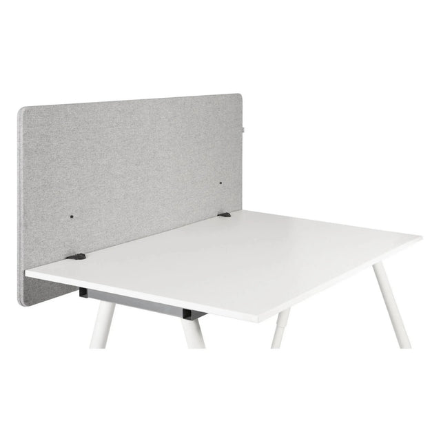 Divisorio per scrivania FLEXMIUT D 120 in look grigio chiaro mélange su una scrivania bianca di hjh OFFICE