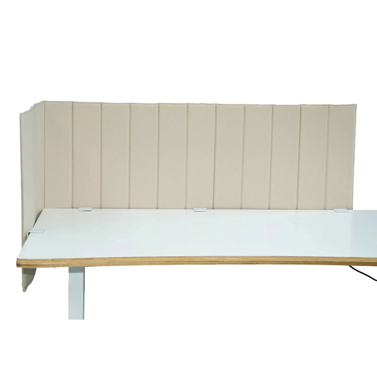 Divisorio per scrivania beige FLEXMIUT ROLL con trapuntatura verticale su una scrivania bianca di hjh OFFICE