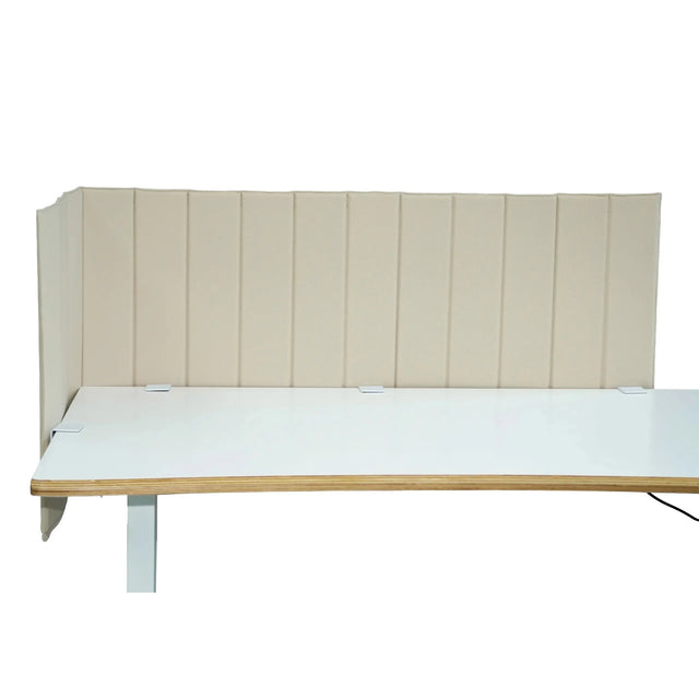 Divisorio per scrivania beige FLEXMIUT ROLL con trapuntatura verticale su una scrivania bianca di hjh OFFICE