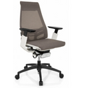 Sedia da ufficio professionale GENIDIA SMART WHITE con rivestimento in rete grigia, braccioli bianchi e base nera di hjh OFFICE