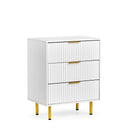 Cassettiera bianca Hjelle K con design frontale scanalato, tre maniglie dorate e quattro piedini dorati di hjh LIVING