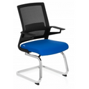 Sedia a sbalzo INVENTOR V con rivestimento del sedile blu, schienale in rete nera e struttura cromata di hjh OFFICE