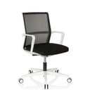 Sedia da ufficio professionale MOVE-TEC NET 3D W in bianco e nero con schienale in rete e base a rotelle di hjh OFFICE