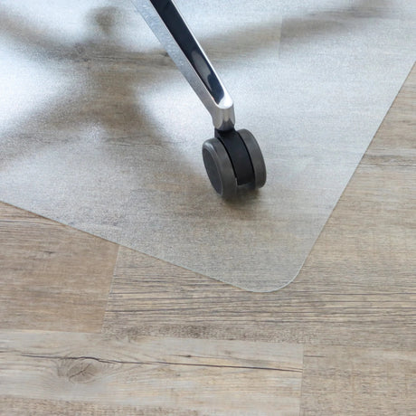 Tappetino trasparente PUNOMAT per pavimenti duri con una rotella per sedia da ufficio di Kottig
