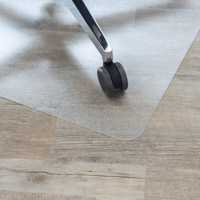 Tappetino trasparente PUNOMAT per pavimenti duri con una rotella di una sedia da ufficio di Kottig