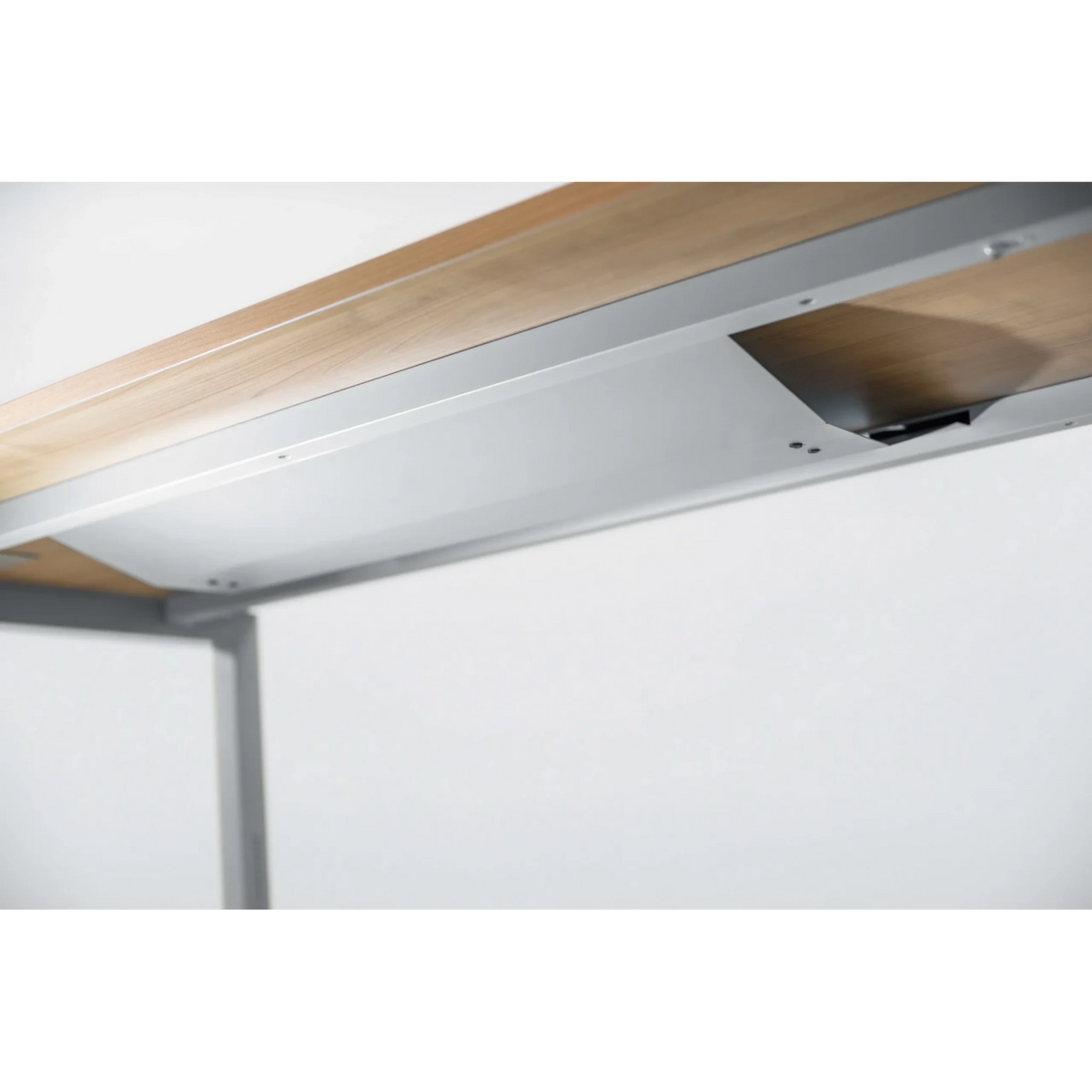Passacavi orizzontale RKW S in colore argento sotto un pannello in legno di hjh OFFICE PRO