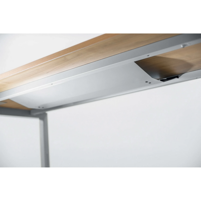 Passacavi orizzontale RKW S in colore argento sotto un pannello in legno di hjh OFFICE PRO
