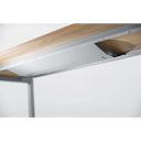 Passacavi orizzontale RKW S in colore argento sotto un pannello in legno di hjh OFFICE PRO