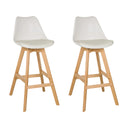 Due sgabelli da bar SCANDI HIGH bianchi con gambe in legno chiaro e poggiapiedi integrato di hjh LIVING