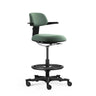 Sedia da lavoro verde TOP WORK 40 con base a stella, poggiapiedi e braccioli neri di hjh OFFICE
