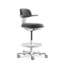 Sedia da lavoro TOP WORK 40 W con rivestimento grigio scuro, struttura bianca e poggiapiedi su ruote di hjh OFFICE