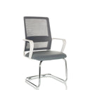 Sedia a sbalzo VISITER W grigia con schienale in rete e struttura cromata di hjh OFFICE