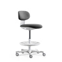 Sedia da lavoro WORK MF2 W in grigio scuro con base a stella e poggiapiedi bianchi di hjh OFFICE